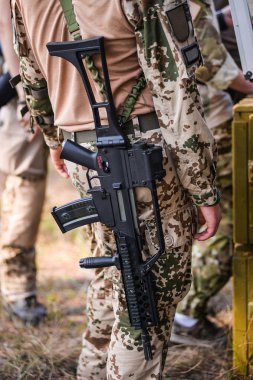Asker geri üzerinde otomatik saldırı tüfeği