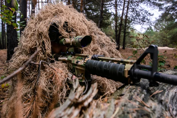 Närbild av syftar prickskytt med gevär — Stockfoto