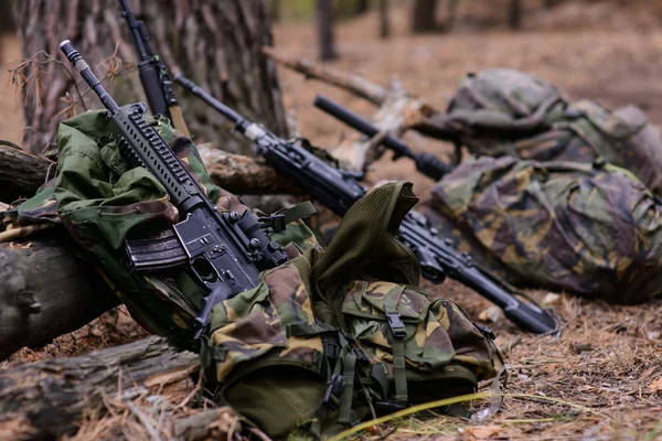 Автоматична гвинтівка з камуфляжними рюкзаками — стокове фото