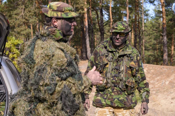Soldados em camuflagem e rosto pintado — Fotografia de Stock