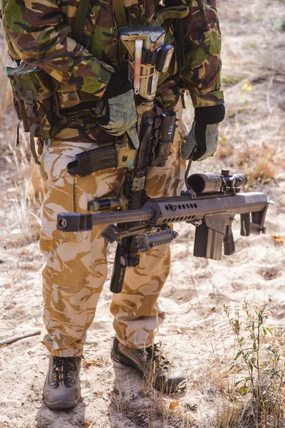 Sniper gevär i händerna på soldat — Stockfoto