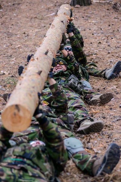 森の中の兵士の体力トレーニング — ストック写真