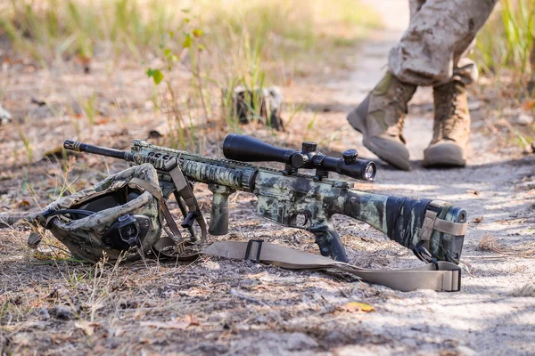 Автоматична гвинтівка Camouflaged з прицілом — стокове фото