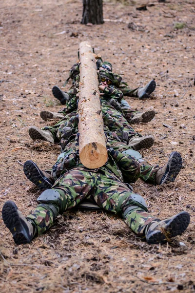 Grupp soldater tränade i skogen — Stockfoto