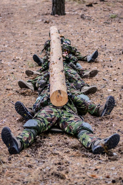 Groupe de soldats entraînés dans la forêt — Photo