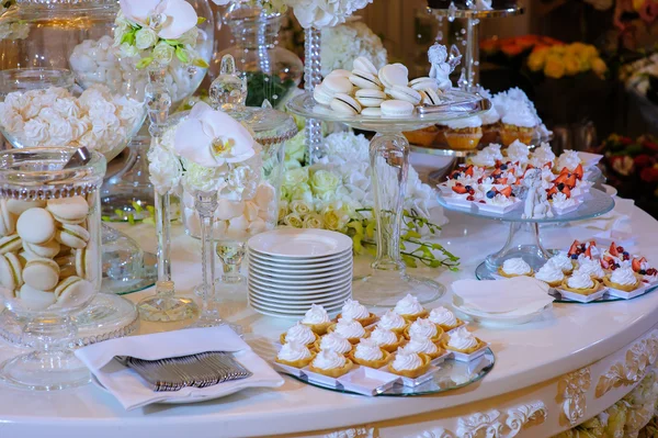 White candy bar at a wedding with pretty flowers — Stock Photo, Image