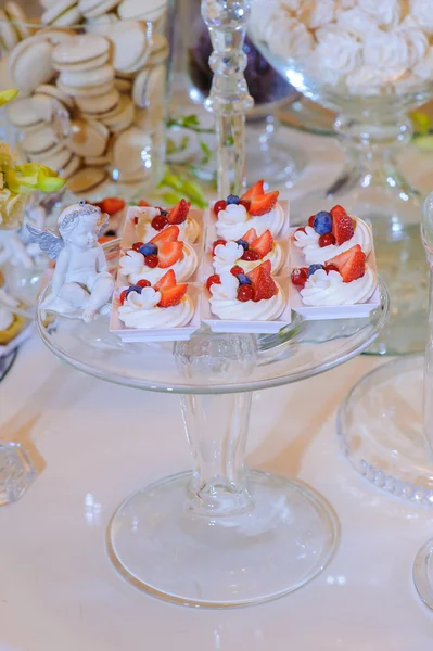 Merengue blanco de los pasteles de boda en la mesa de la boda — Foto de Stock