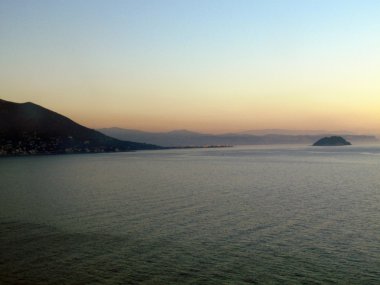 Deniz kıyısında bir sahil