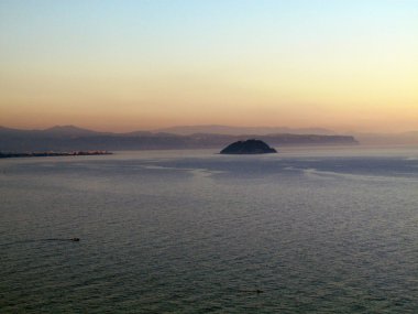 Deniz kıyısında bir sahil