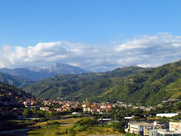 山やイタリアの町 — ストック写真