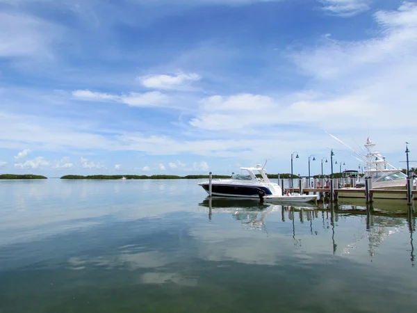 Und ein kleiner Yachthafen vor dem Hintergrund des blauen Himmels und des Atlantiks — Stockfoto