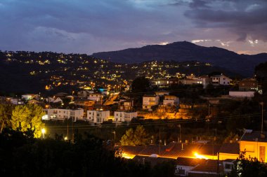 Castellar del Valls Köyü 'nün arka planında La Mola dağı var.