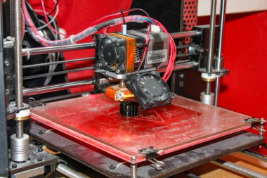 Siyah bir parçanın 3d yazdırma süreci