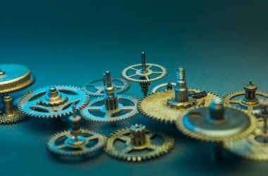 Eski saat mavi arka plandaki dişli çarkların ayrıntıları