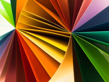 Renkli kağıtların makro görüntüsü fan gibi yayılmış.