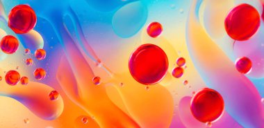 Su yüzeyinde yağ damlaları ve dalgaları olan soyut renkli arkaplan