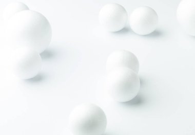 Beyaz kağıt zemin üzerinde soyut küreler arka plan. Beyaz arkaplan ile hafif ışık çalışması.