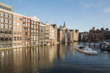 Amsterdam Hollanda - 14 Haziran 2015: Amsterdam, Hollanda 'da geleneksel eski binalar.