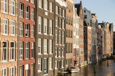 Amsterdam Hollanda - 14 Haziran 2015: Amsterdam, Hollanda 'da geleneksel eski binalar.