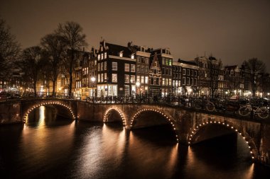 Amsterdam Hollanda - 14 Haziran - Hollanda 'nın başkenti Amsterdam' da 14 Haziran 2015 'te' Brouwersgracht 'en' Prinsengracht (Prensin Kanalı) adlı UNESCO dünya mirasının güzel bir görüntüsü.