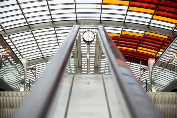 Amsterdam Países Bajos Junio Escaleras Que Conducen Plataforma Reloj Estación —  Fotos de Stock