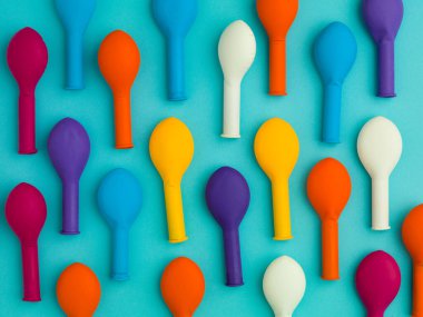 mavi arkaplanda renkli sönmüş balonların düzenlenmiş deseni