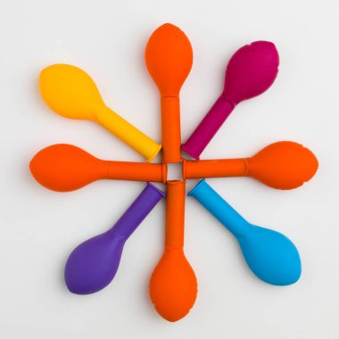 Gökyüzü mavisi arka planda sönmüş balonlardan yapılan kompozisyon gibi soyut renkli çiçekler 