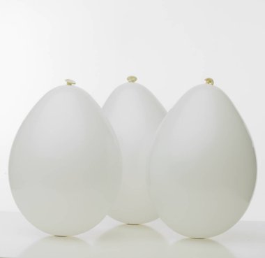 Beyaz arkaplan ile üç beyaz balon kompozisyonu