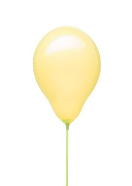 Beyaz zemin üzerinde uçan kurdeleli sarı balon