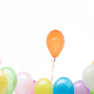 Renkli grubundan yükselen turuncu balon konsepti, beyaz arka plan