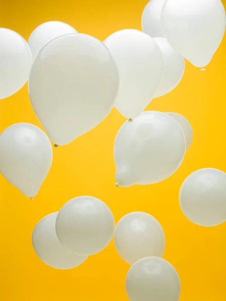 Balões Brancos Fundo Amarelo — Fotografia de Stock