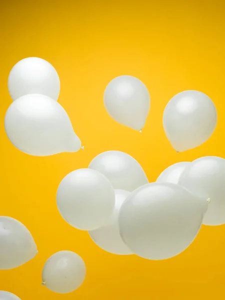Balões Brancos Fundo Amarelo — Fotografia de Stock