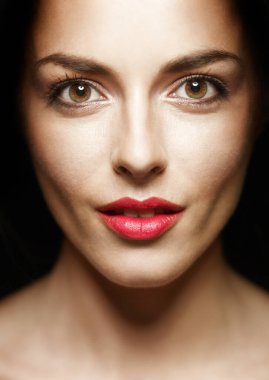 Profesyonel makyaj yapan çekici genç bir kadının güzel portresi. Resmi kapat @ info