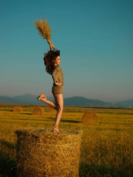 Feliz Joven Mujer Saltando Una Pierna Una Pila Heno —  Fotos de Stock