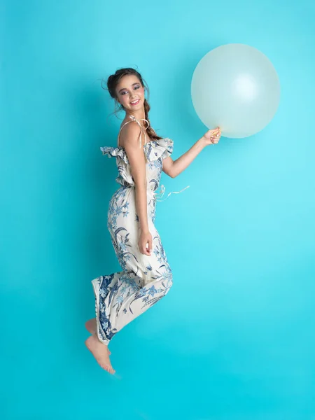 Mooi Gelukkig Jong Vrouw Springen Met Een Opblaasbare Ballon Haar — Stockfoto