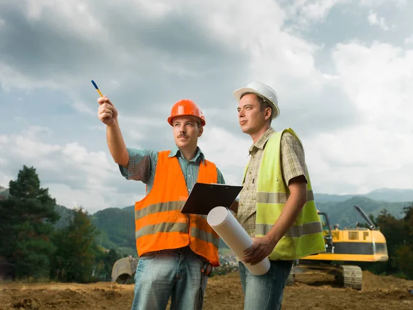 Dos Compañeros Trabajo Sitio Construcción Aire Libre Discutir — Foto de Stock