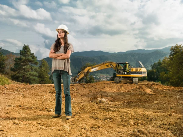 Ingeniera Pie Con Los Brazos Cruzados Obra Aire Libre — Foto de Stock