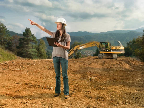 Retrato Una Joven Arquitecta Caucásica Pie Sitio Construcción Sujetando Portapapeles — Foto de Stock