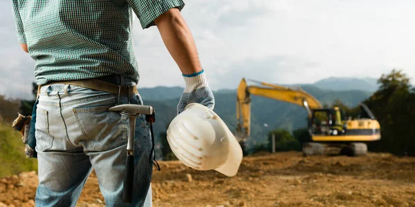 Vista Trasera Primer Plano Del Ingeniero Masculino Pie Sitio Construcción — Foto de Stock