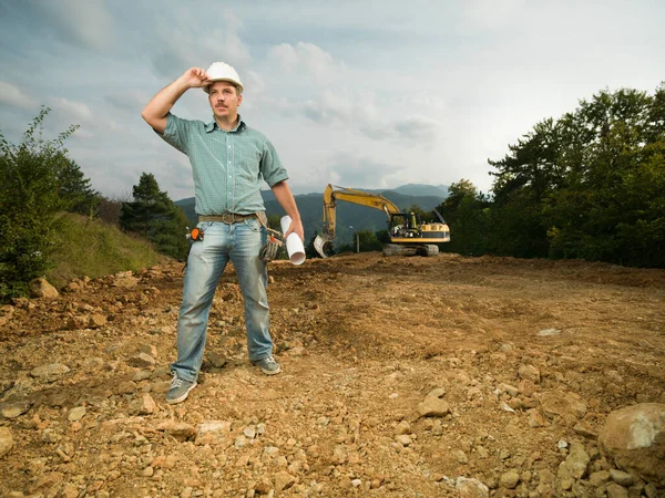 Vista Frontal Del Ingeniero Masculino Pie Sitio Construcción Sosteniendo Plano — Foto de Stock
