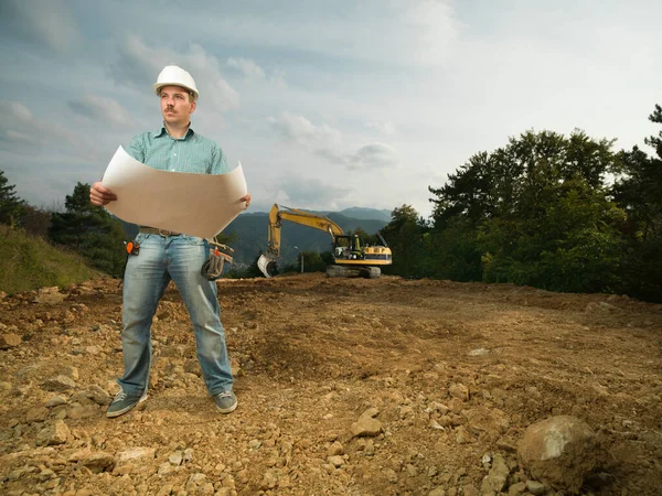 Joven Arquitecto Caucásico Pie Sitio Construcción Sosteniendo Plano — Foto de Stock