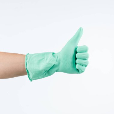 Koruyucu eldivenli insan eli beyaz arka planda baş parmağını gösteriyor.