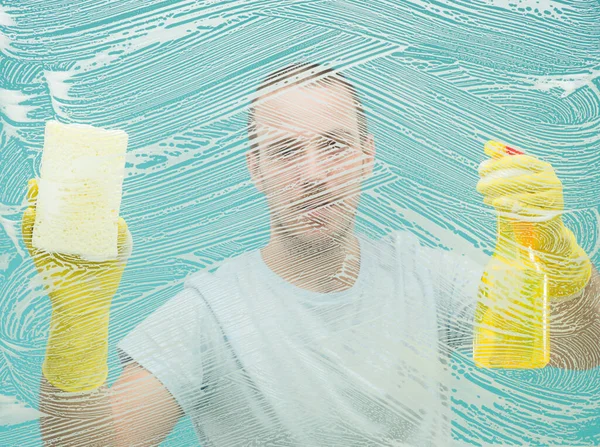 Homme Lave Vitre Avec Détergent Liquide Éponge Avec Fond Bleu — Photo
