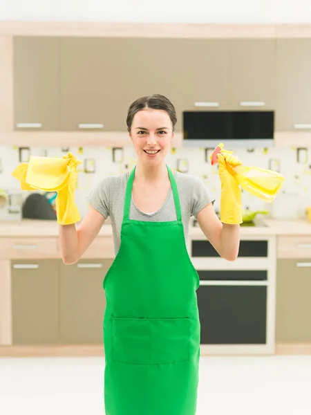 Portret Szczęśliwej Białej Kobiety Stojącej Kuchni Trzymającej Środki Czystości — Zdjęcie stockowe