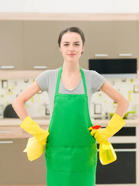 Νεαρή Καυκάσια Γυναίκα Στέκεται Στην Κουζίνα Κρατώντας Προϊόντα Καθαρισμού Είναι — Φωτογραφία Αρχείου