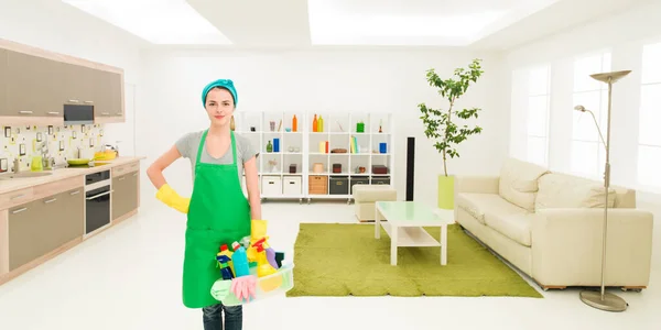Beyaz Bir Kadın Temiz Bir Evde Elinde Temizlik Ürünleriyle Dikiliyor — Stok fotoğraf