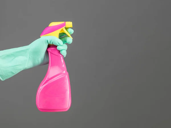 Ręka Gumową Rękawicą Trzymająca Pojemnik Sprayu Czyszczącym Szarym Tle Dostępne — Zdjęcie stockowe