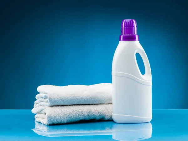 White Towels Liquid Laundry Detergent Blue Background — Stock Photo, Image