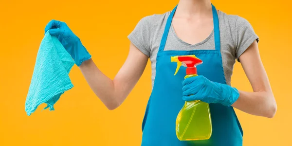 Close Empregada Segurando Produtos Limpeza Contra Fundo Amarelo — Fotografia de Stock
