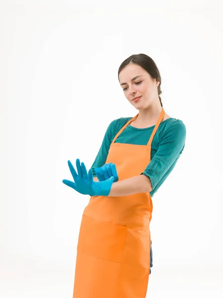 Счастливая Молодая Уборщица Надевает Резиновые Перчатки Готовится Весенней Уборке Изолированные — стоковое фото